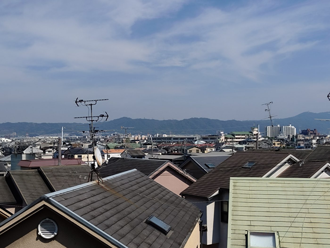 高台から見た、瓦屋根の住宅が密集する大阪の街並み