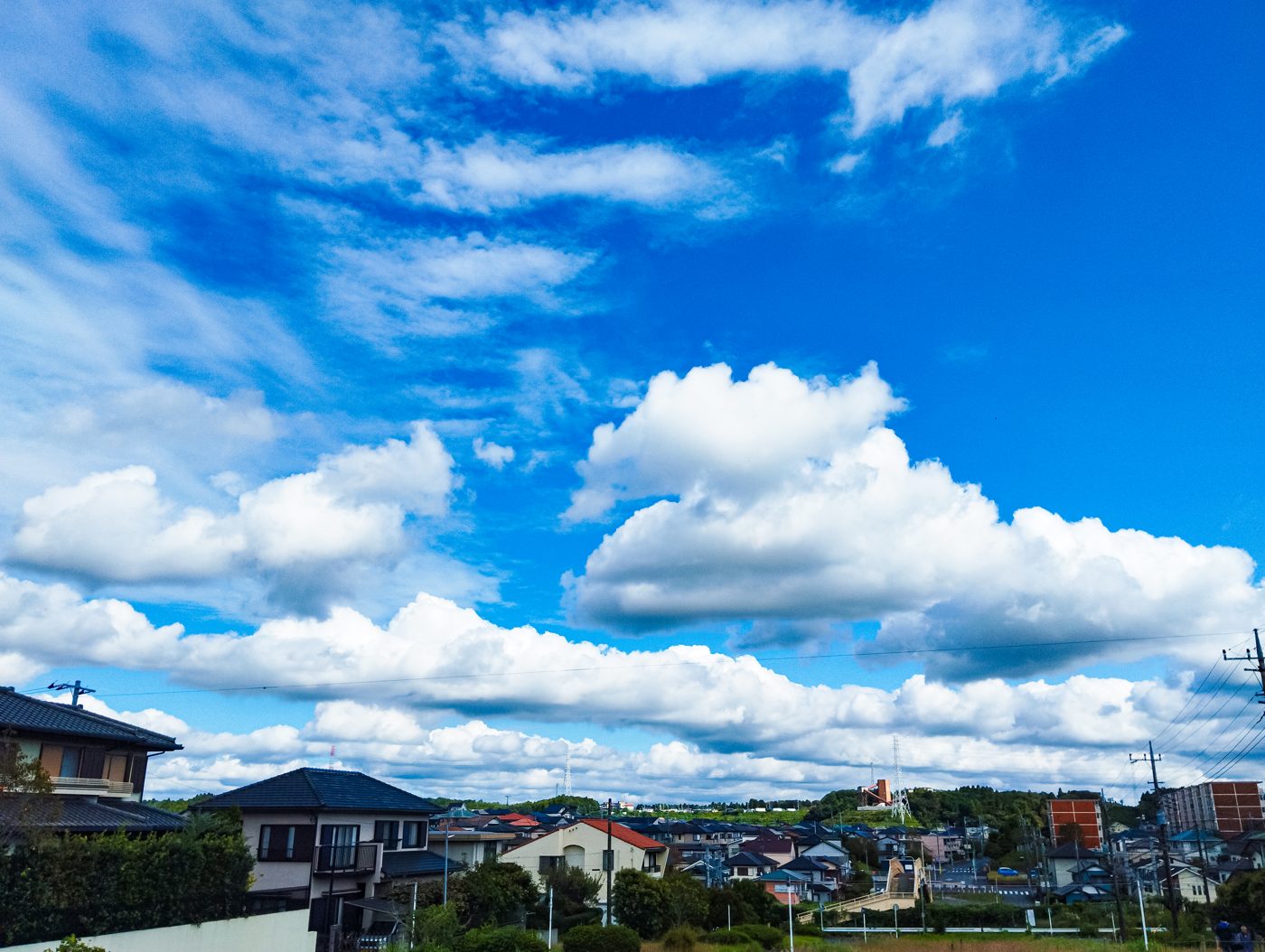 青空の下の郊外の住宅地
