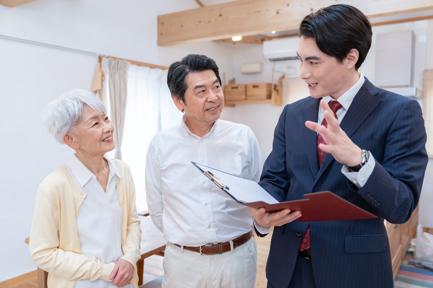 資料を見せながら家族に説明する担当者