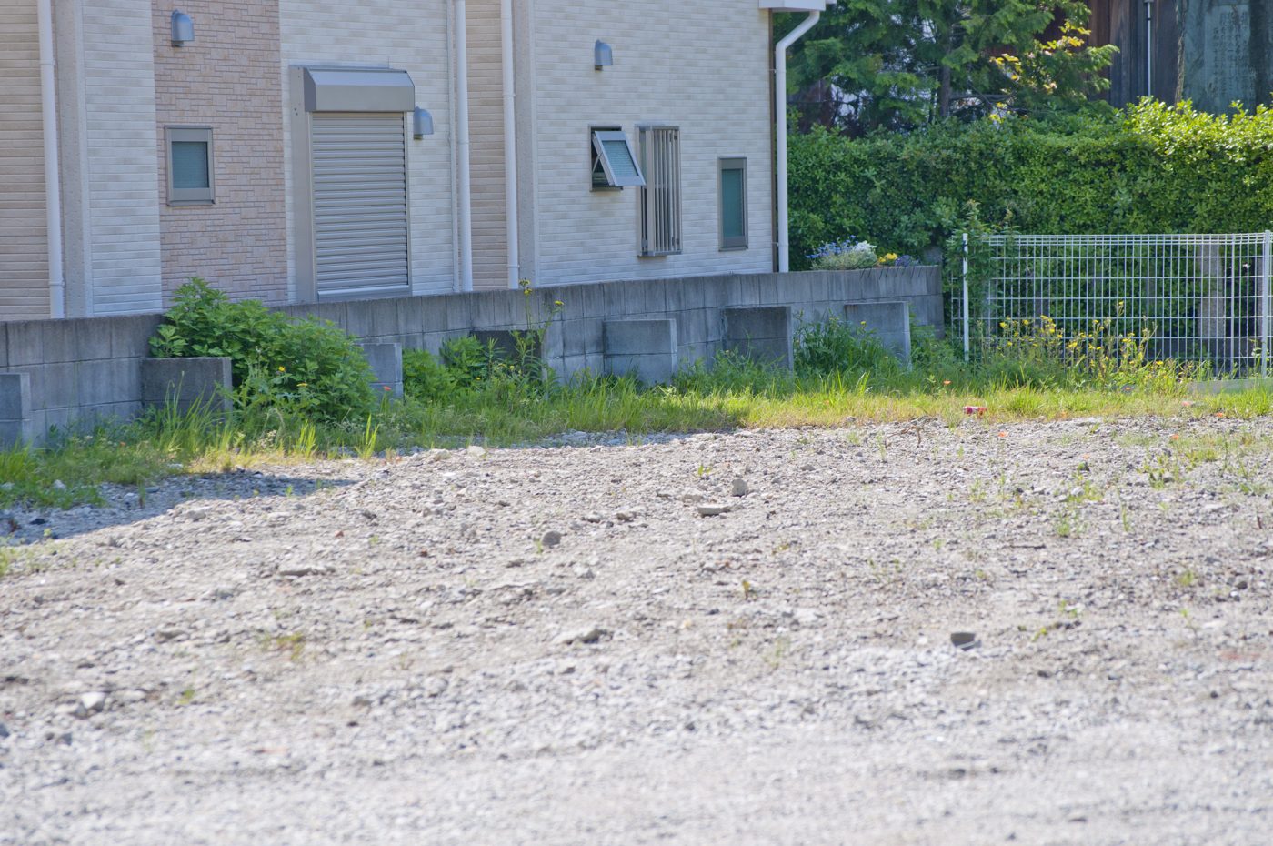 住宅街の中にある砂利敷きの空き地