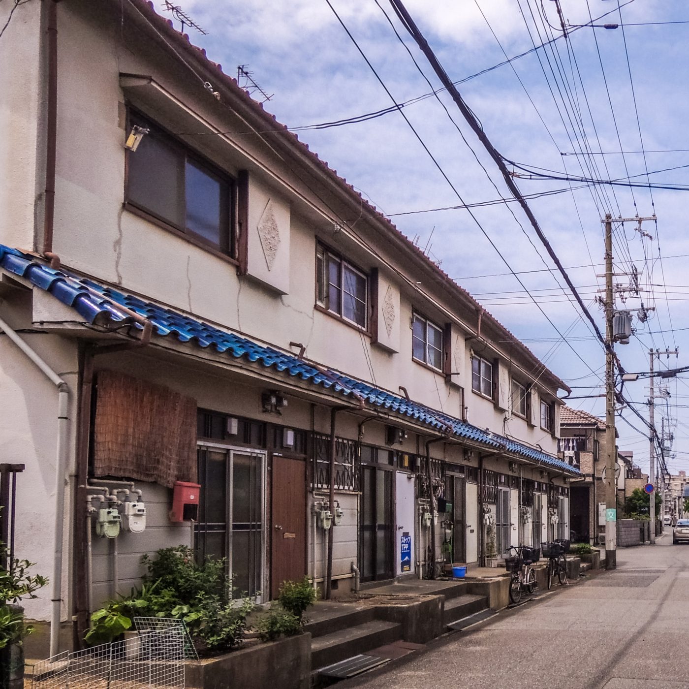 瓦屋根の2階建て住宅が軒を連ねる下町の通り