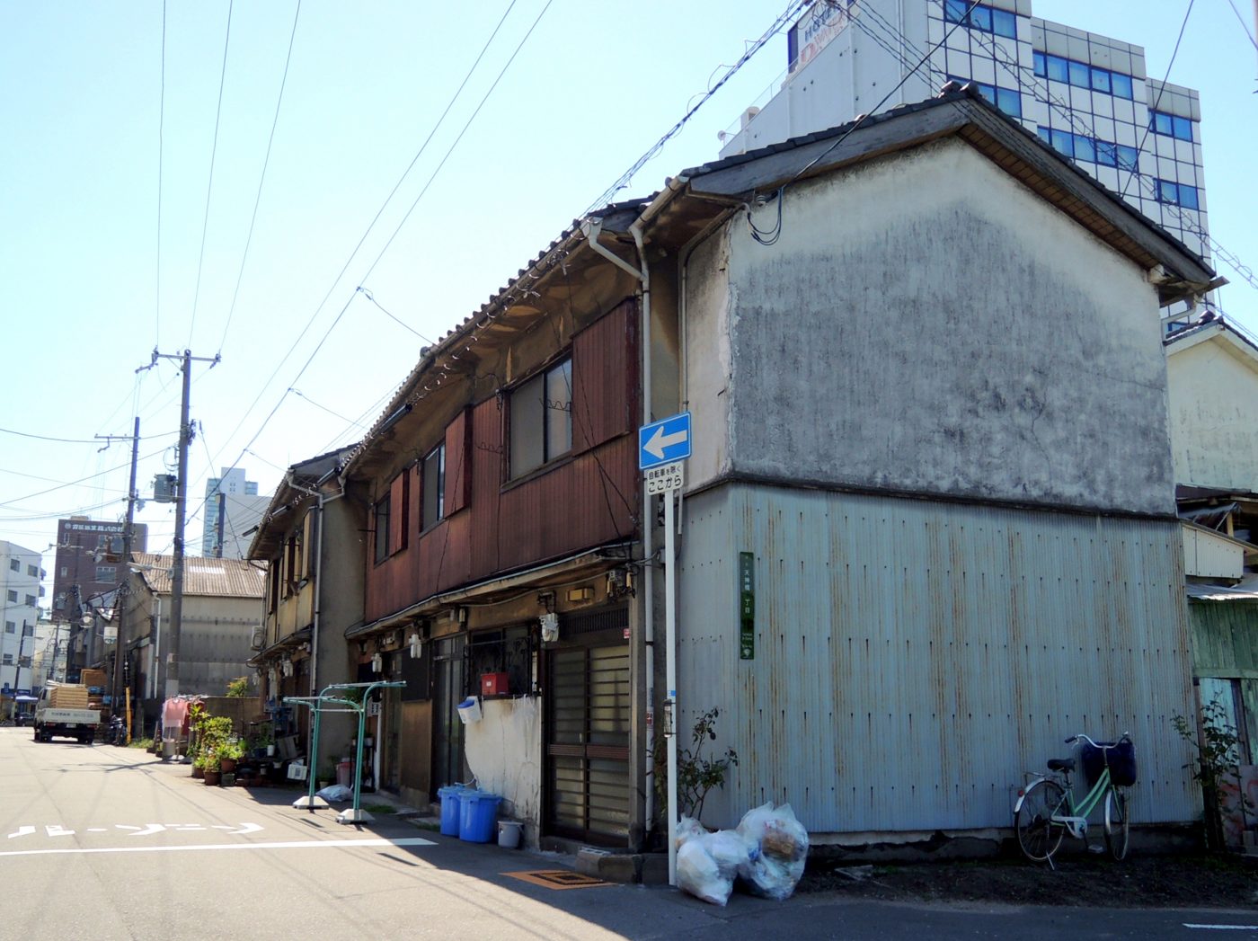 交差点の角に建つ、2階建ての古い木造住宅