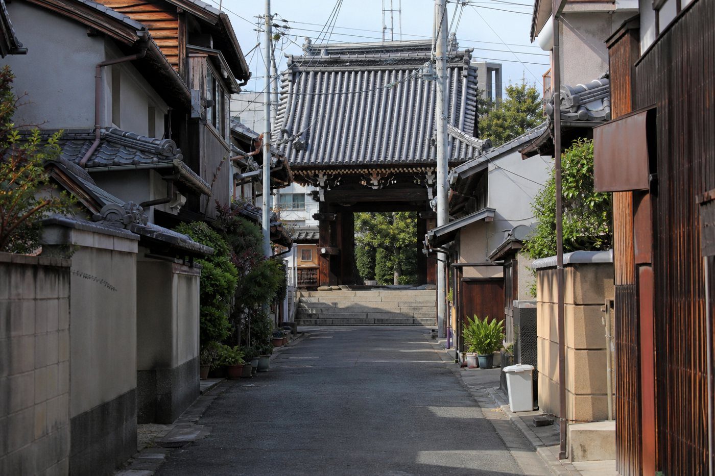寺の山門へ続く古い住宅街（寺社の借地が多い町並み）