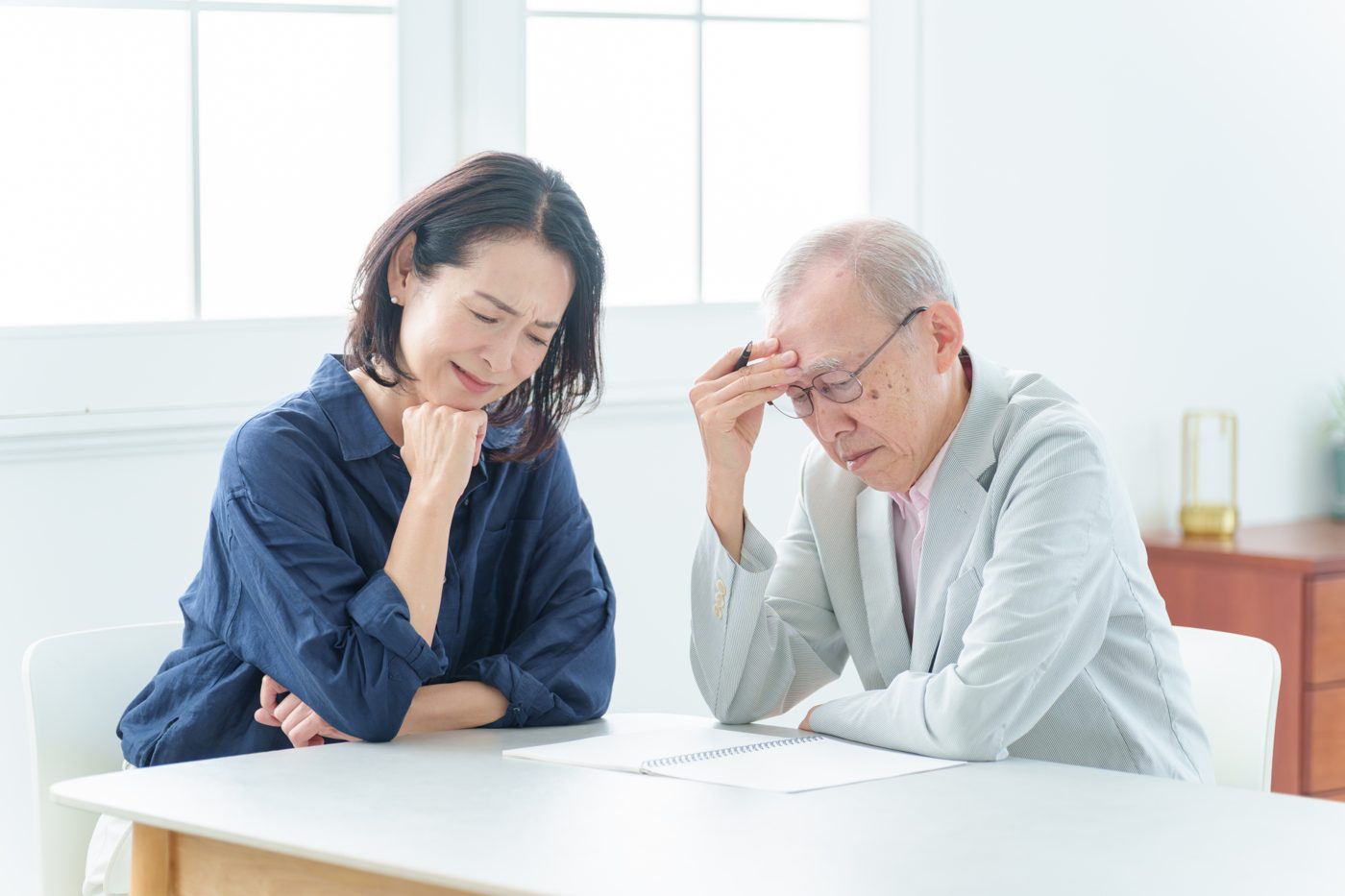 親子で相続の書類を確認している様子